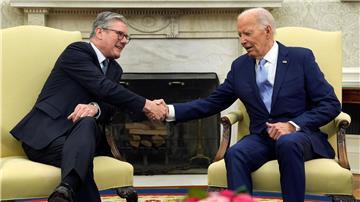 US-Präsident Joe Biden (r) trifft sich mit dem britischen Premierminister Keir Starmer im Oval Office des Weißen Hauses.