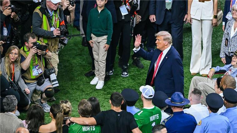 Eagles besuchen Weißes Haus nach Sieg im Super Bowl US-Präsident Trump war vor dem Super Bowl in New Orleans kurz auf dem Spielfeld.
