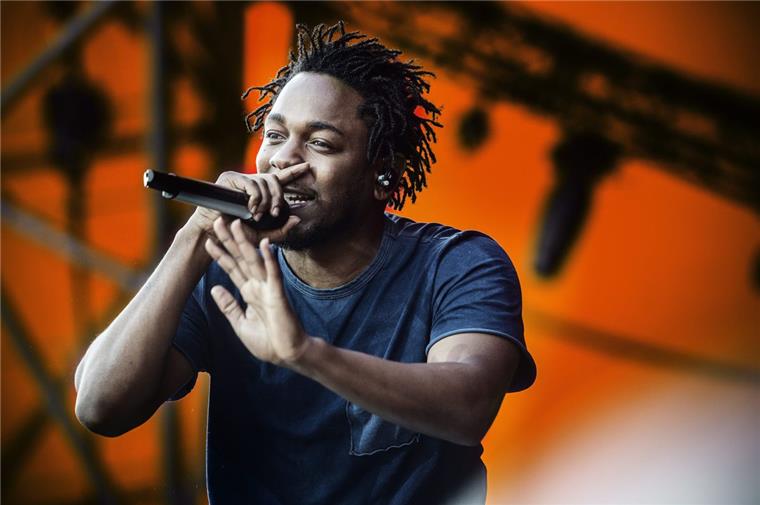Ein bisschen Rap: Fünf kleine Grammys für Kendrick Lamar US-Rapper Kendrick Lamar ist in der
Kategorie "Bestes Rap-Album" mit einem Grammy ausgezeichnet worden.