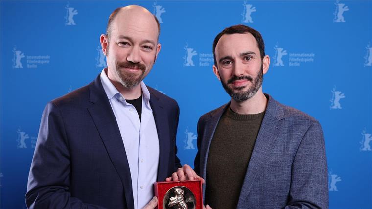 Berlinale-Gala: Ruf gegen Nazi-Film und „mordende Bastarde“ US-Regisseur Brandon Kramer (r) und US-Regisseur Lance Kramer posieren mit dem Berlinale-Dokumentarfilmpreis.