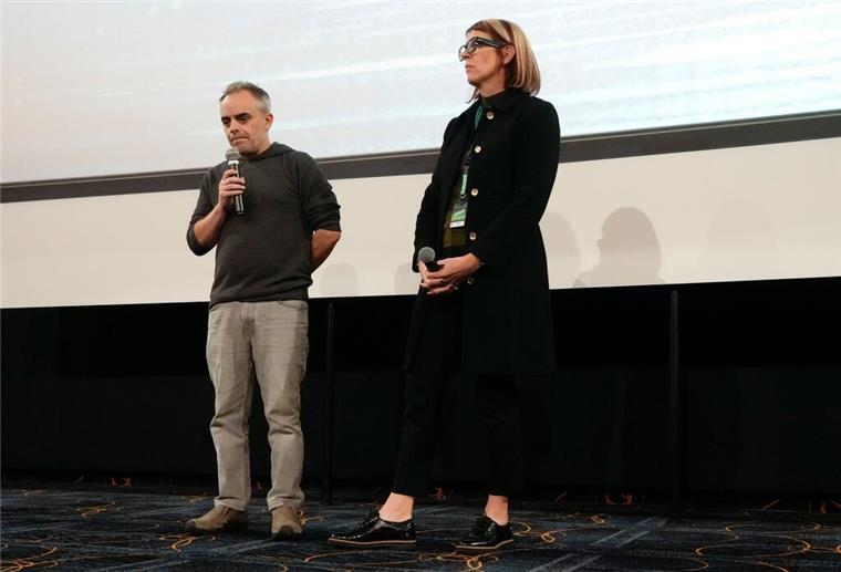 Premiere von „Rust“ mit Schweigeminute für tote Kamerafrau US-Regisseur Joel Souza und Kamerafrau Bianca Cline bei der Premiere.