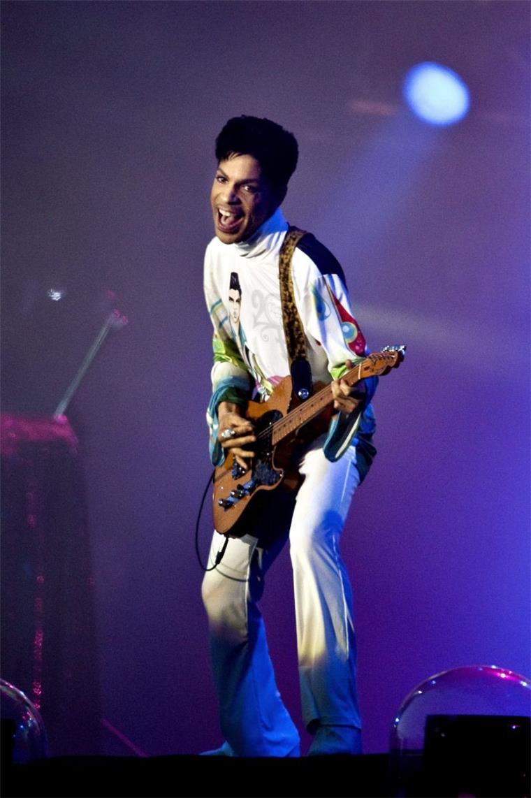 Prince-Anwesen wird für Besucher geöffnet US-Sänger Prince bei einem Auftritt beim Roskilde Festival in Dänmark.