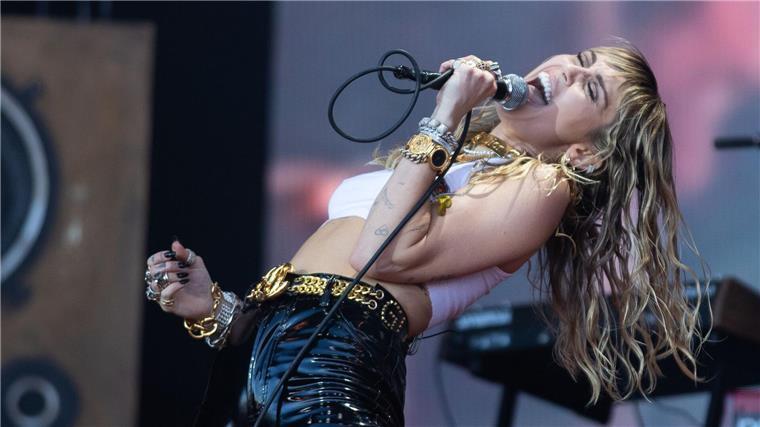 US-Sängerin Miley Cyrus stand mit ihrem Lied „Flowers“ zehn Wochen auf der Eins der britischen Charts.