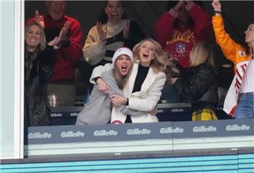US-Sängerin Taylor Swift umarmt Brittany Mahomes, die Frau von Spieler Patrick Mahomes.