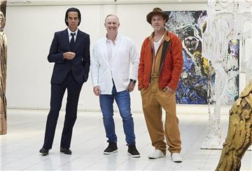 US-Schauspieler Brad Pitt (rechts) eröffnet mit dem australischen Musiker Nick Cave (links) und dem britischen Künstler Thomas Houseago