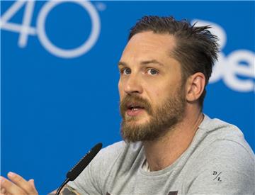 US-Schauspieler Tom Hardy wird 2017 in &quot;Taboo&quot; als James Keziah Delaney auf unsere Flimmerkisten zurückkehren. Die Miniserie startet in den USA am 10. Januar. Entwickelt wurde &quot;Taboo&quot; von Steve Knight, aus dessen Feder bereits die Gangster-Serie &quot;Peaky Blinders&quot; stammte, in der Tom Hardy ebenfalls mitwirkte. Außerdem werden in &quot;Taboo&quot; Michael Kelly (House of Cards), Oona Chaplin und Jonathan Pryce (beide Game of Thrones) zu sehen sein.