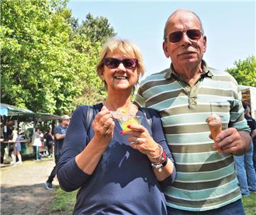 Uschi und Werner aus Pattensen ließen sich bei den hohen  Temperaturen gerne ein...