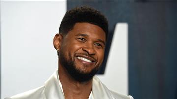 Usher schnallt sich beim Super Bowl die Rollschuhe unter.
