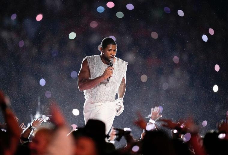 Super Bowl: Usher singt mit Überraschungsgästen Usher war schon 2011 gemeinsam mit den Black Eyed Peas in der Halbzeitshow aufgetreten.