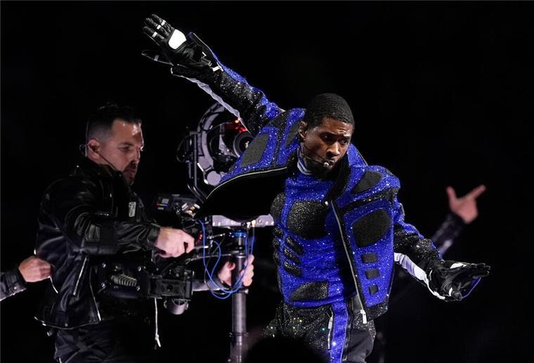 Super Bowl: Usher singt mit Überraschungsgästen Usher wurde mit Hits wie „Nice & Slow“, „You Make Me Wanna...“, „U Got It Bad“ und „Yeah!“ weltberühmt.