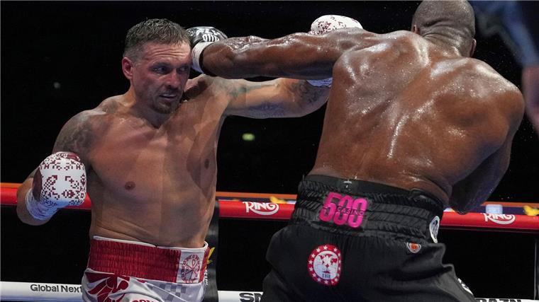 Endgültig „Legende“: Usyk feiert nächsten K.-o.-Sieg Usyk (l.) gewann den Kampf in der fünften Runde durch K.-o.