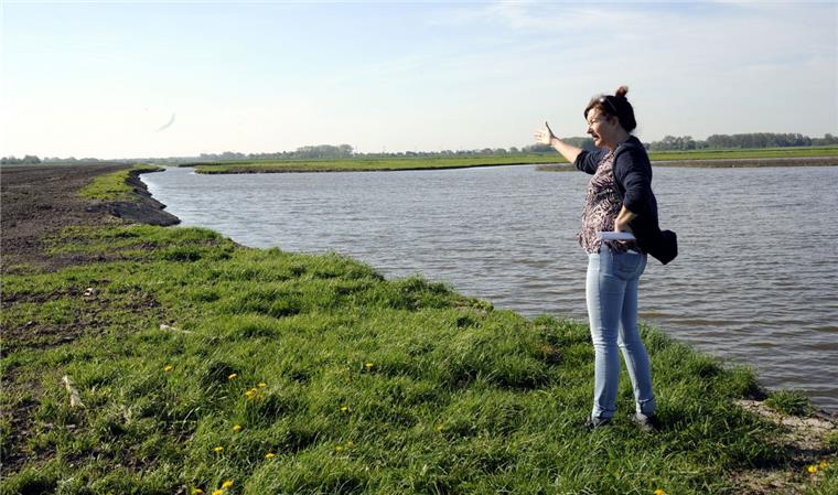 Noch mehr Naturschutz auf der Luneplate Ute Bartels von der Wirtschaftsförderung BIS zeigt den neu angelegten Flachwassersee und das Fleeth.