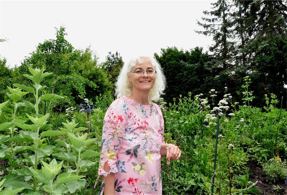 Ute Broer-Schuldt in ihrem Heilpflanzengarten in Nordenham-Abbehausen.