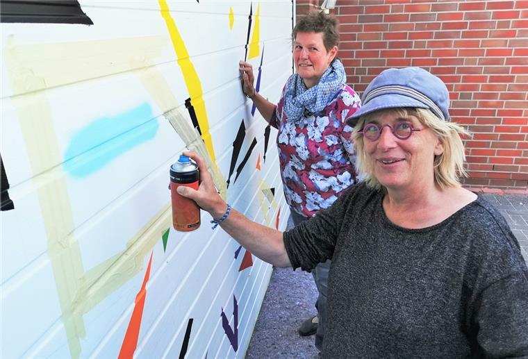 Ruhwarden: Garagentore werden zu Kunstwerken Ute Extra (rechts) gehört zu den Künstlerinnen und Künstlern, die in Ruhwarden im Laufe des Augusts Garagentore verschönern. Hausbesitzerin Barbara Röse ist gespannt aufs Ergebnis.