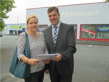 Ute Lipp und Jens Wendelken von der Meyerhoff-Geschäftsführung schauen sich die Fortschritte beim Umbau der alten Hammer-Halle an.