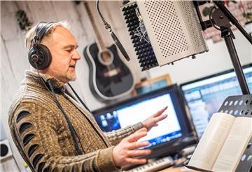 Uwe Evering bei einer Produktion in seinem heimischen Studio in Dorum. Zusammen mit Jugendlichen aus der Gemeinde Wurster Nordseeküste will er ein Hörspiel mit 40 Sprecherrollen produzieren. 