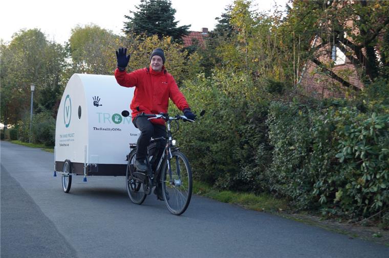 Lehrer aus Stollhamm bricht zu besonderer Reise auf Uwe Hänßler aus Stollhamm reist mit dem Fahrrad und einem selbst gebauten Wohnanhänger durch Deutschland.