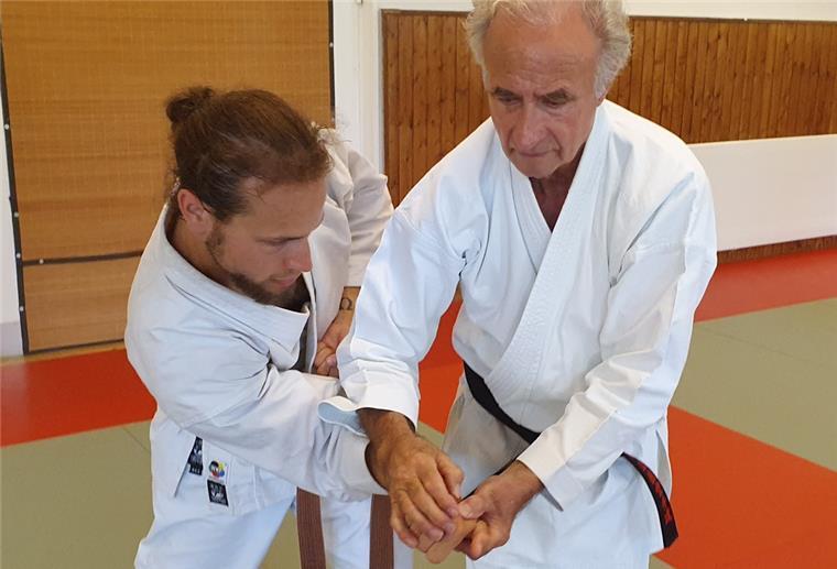 Nordenhamer Karatekas lernen bei Pionier in Hamburg Uwe Hirtreuter (rechts) zeigt nach der Abwehr eines Angriffs von Jascha Trinks, wie er den Angreifer mittels Handhebel schnell und kontrolliert zu Boden bringen kann.
