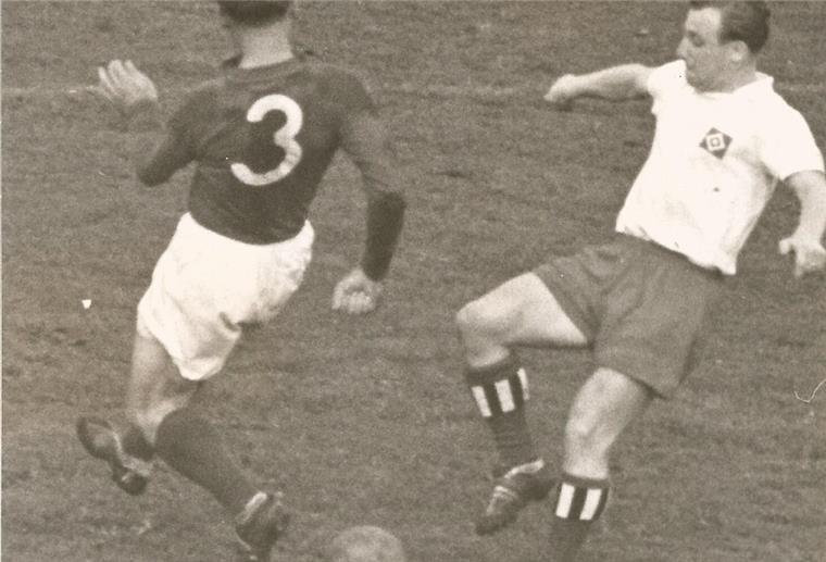 Uwe Klimaschefski (mit der Nr. 3) bei einem Spiel gegen den HSV.