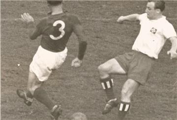 Uwe Klimaschefski (mit der Nr. 3) bei einem Spiel gegen den HSV.