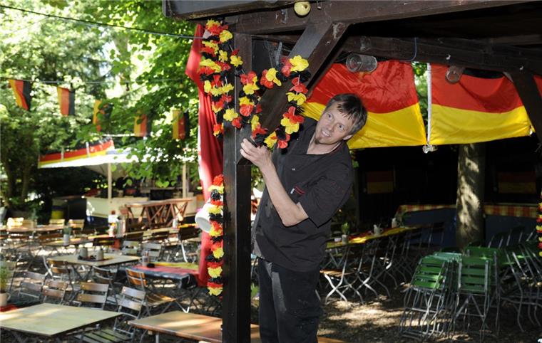 Im Biergarten gibt's zur EM den Gomez-Teller Uwe Schmick rüstet seinen Biergarten am "Pfefferkorn" im Speckenbütteler Park für die Fußball-EM.