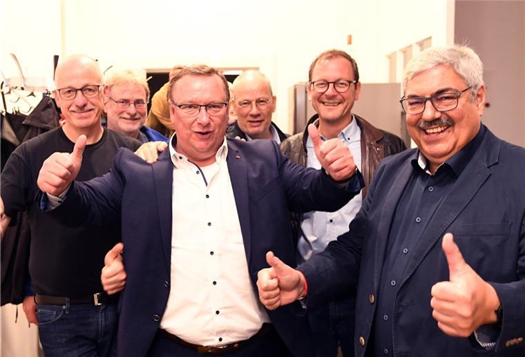 Uwe Schmidt freut sich gemeinsam mit Bremerhavens Oberbürgermeister Melf Grantz (rechts).