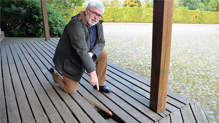 Bad Bederkesa: Wird an der Mühle mit Rauschgift gehandelt? Eine zerstörte Planke an der Mühle in Bad Bederkesa.