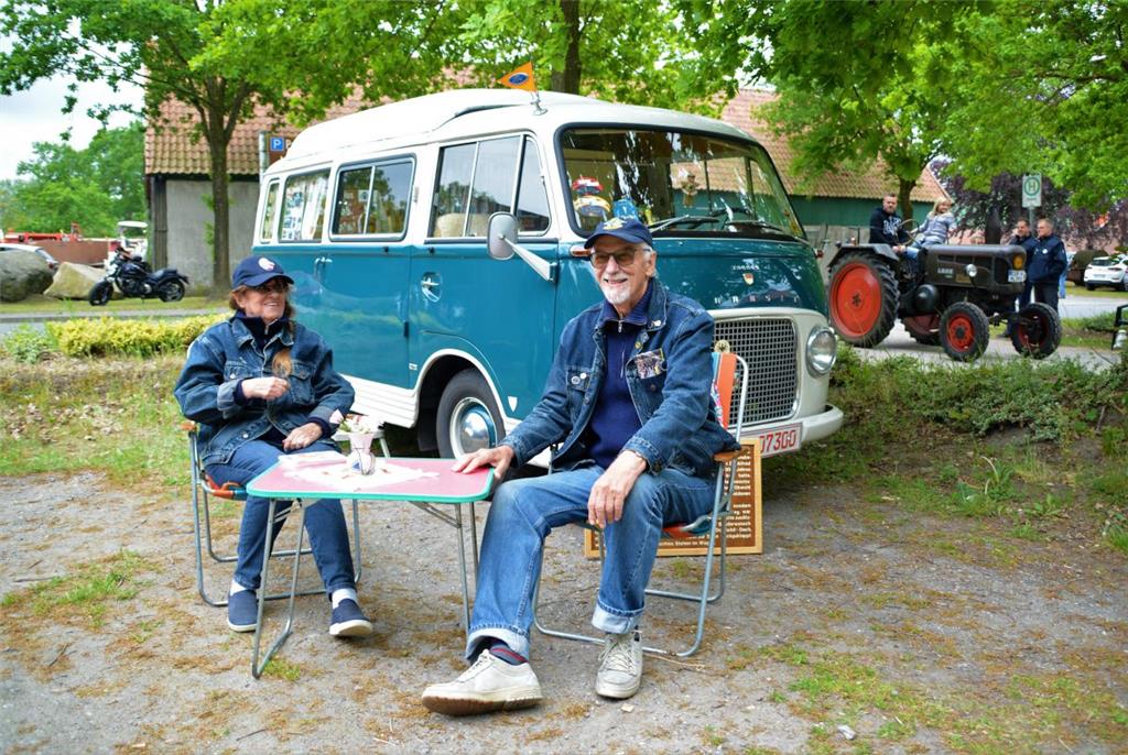 Uwe und Helga Meinke haben es sich vor ihrem Ford Transit gemütlich gemacht. Das...
