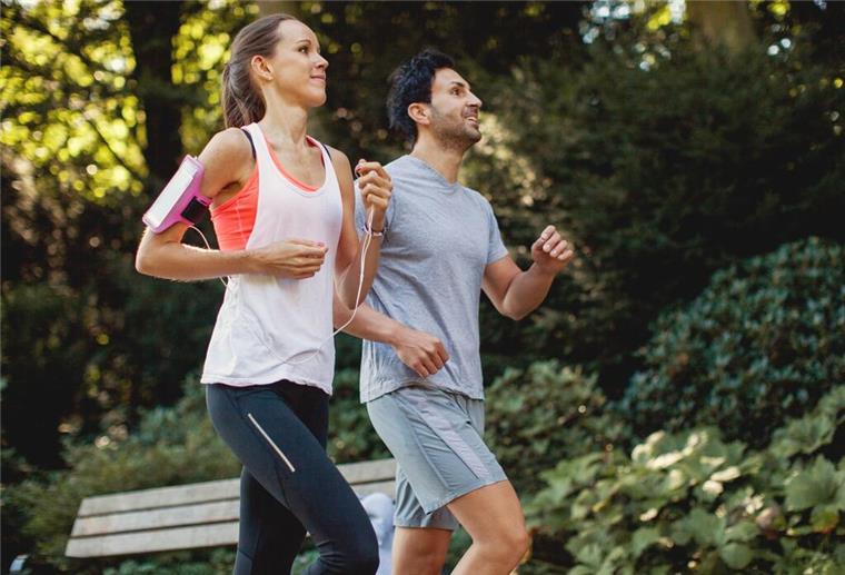 Wie man 100 wird: Vier Tipps für ein langes und gesundes Leben Zzwei Menschen die joggen gehen