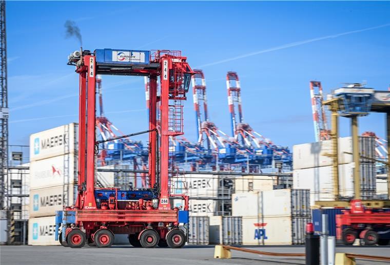 Zeitverlust befürchtet: Logistiker hadern mit Verkehrsgutachten Van Carrier auf dem Containerterminal.
