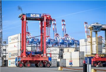 Van Carrier auf dem Containerterminal.