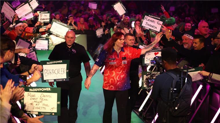 Darts-WM: Transfrau van Leuven verliert bei Debüt Van Leuven wurde vom Publikum lautstark begrüßt.