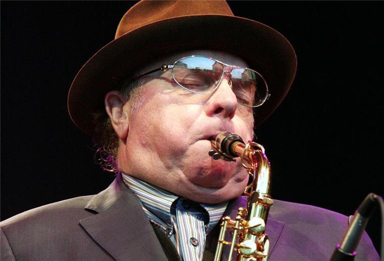 Van Morrison ist auch ein versierter Saxofonist - hier bei einem Konzert in Freiburg 2007. (Archivbild)