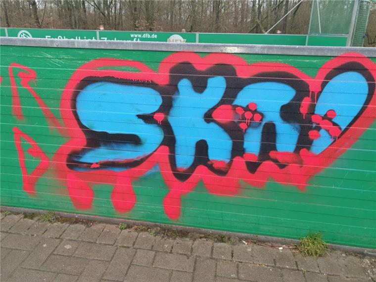 Beverstedt: Schmierfinken auf dem Soccer-Platz Vandalen haben auf dem Soccer-Platz in Beverstedt ihrer "Kreativität" freien Lauf gelassen.