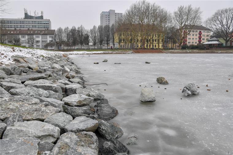 Vandalen haben Steine aus der Uferbefestigung ins Becken des Holzhafens geworfen.