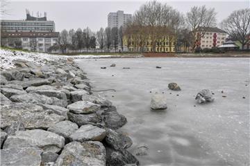 Vandalen haben Steine aus der Uferbefestigung ins Becken des Holzhafens geworfen.