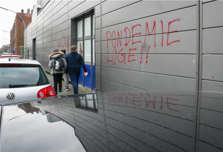 Protest: Impfgegner planen für Freitag Spaziergänge Vandalismus: Die Fassade eines Geschäftes wurde mit Parolen beschmiert.
