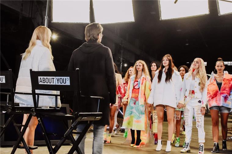GNTM: Kann Caroline aus Bremerhaven Supermodel Toni Garrn begeistern? Vanessa, Simone, Lena, Enisa, Luna, Caroline und Cäcilia präsentieren "ihre" Mode.