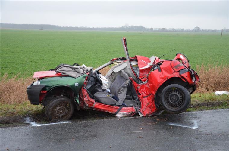 Horrorunfall bei Bad Bederkesa: Ursache noch unklar Vater und Sohn konnten nur unter größten Schwierigkeiten aus dem Wrack geborgen werden.