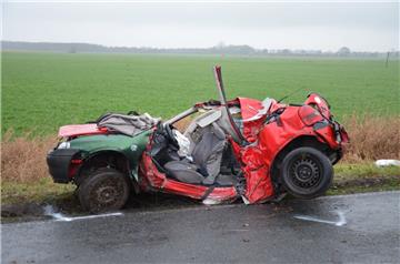 Vater und Sohn konnten nur unter größten Schwierigkeiten aus dem Wrack geborgen werden.