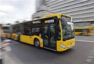 ARCHIV - Ein Bus fährt in Berlin am Zoologischen Garten vorbei. Foto: Jörg Carstensen/dpa