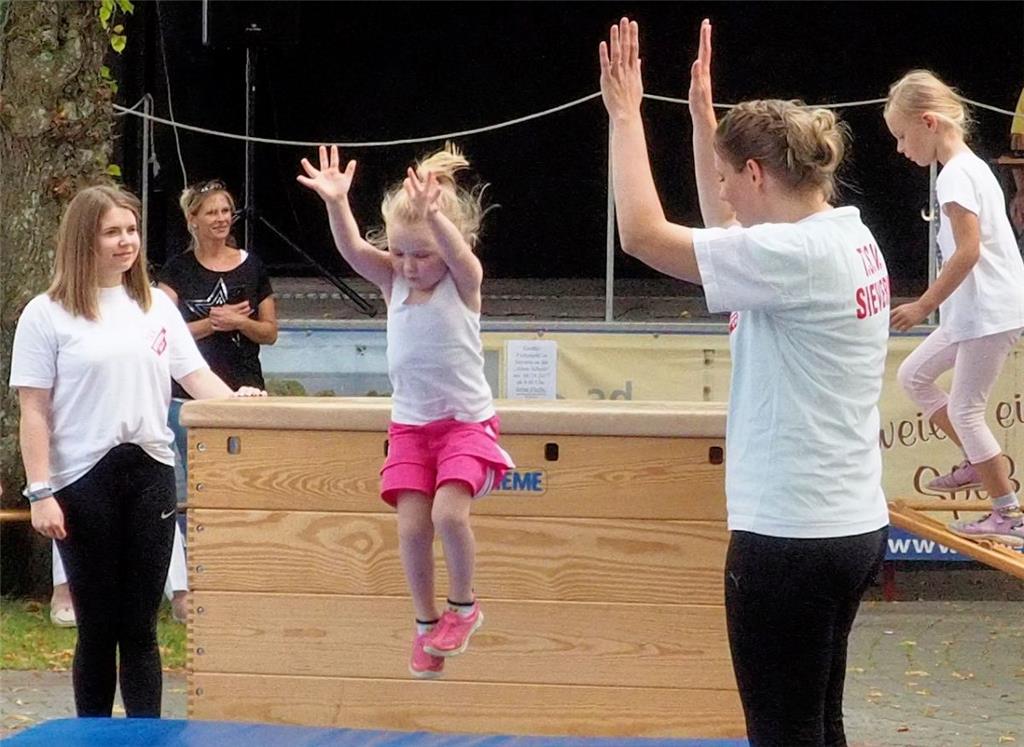 Veda Kwant (links) und Christina Cordes betreuen die Kleinsten im TSV Sievern, d...