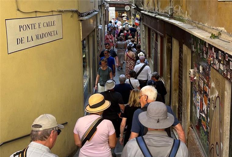 Besucher drängen sich in der "Calle de la Madoneta", eine der engen Gassen in Venedig.