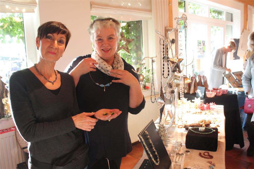 Vera Sauerland (links) und Sabine Obst trafen mit Schmuck-Unikaten beim Weihnachtsbasar in Heyerhöfen ins Schwarze. Foto: Rendelsmann