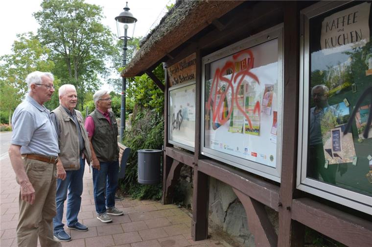 Bad Bederkesa: Schmierfinken verschandeln den Ortskern Verärgerung und Entsetzen (von links): Heinrich Schriever, Heinz Imken und Wolfgang Czock vom Verschönerungsverein vor dem verschmierten Schaukasten an der Amtsstraße.