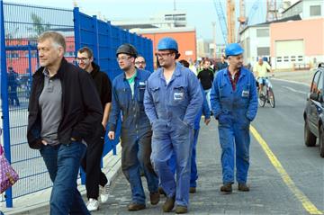 Verärgerung und Verunsicherung herrschen auf der Lloyd Werft. Am Freitag wurde die Belegschaft darüber offiziell informiert, dass sie keine Rolle mehr spielt bei den Neubauplänen des Werfteigentümers Genting. Die Träume vom Bau großer Schiffe sind geplatzt. 