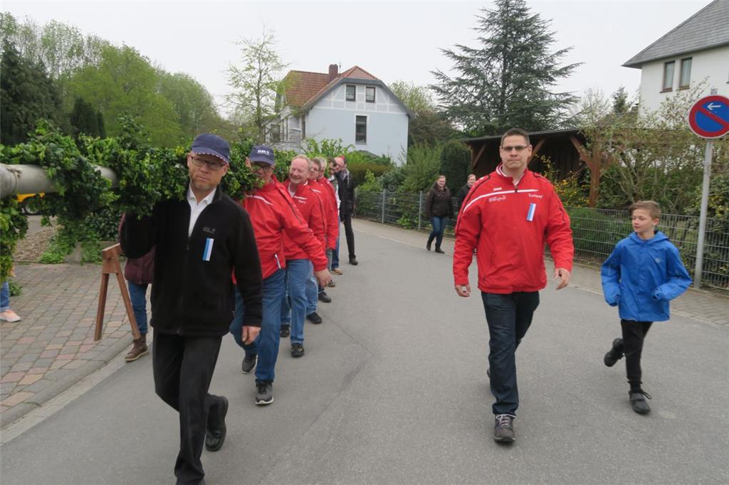 Veranstalter des Blexer Maibaumsetzen war der Klootschießerverein, der auf die U...