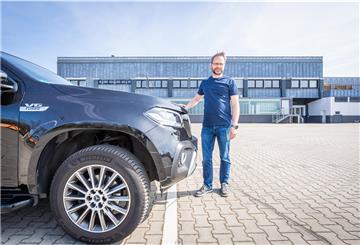 Veranstaltungstechniker Manuel Rohlfs möchte während der Corona-Zeit auf dem Platz hinter der Stadthalle ein Autokino anbieten.