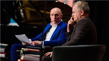 Verbindet eine lange Freundschaft und Zusammenarbeit: Schon 2015 saßen  Michael Lentz und Herbert Grönemeyer zusammen auf der Bühne und sprachen über die Texte des Musikers, damals bei der Lit.Cologne.