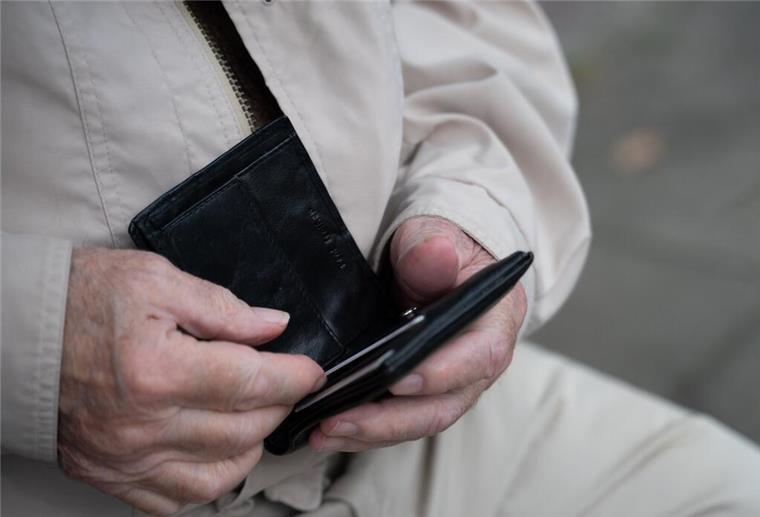 Rentner müssen mit großen Einbußen rechnen! Was sich ab März ändern wird in Rentner hält sein Portemonnaie in der Hand. Ab März werden sich viele Rentner auf höhere Abgaben einstellen müssen.